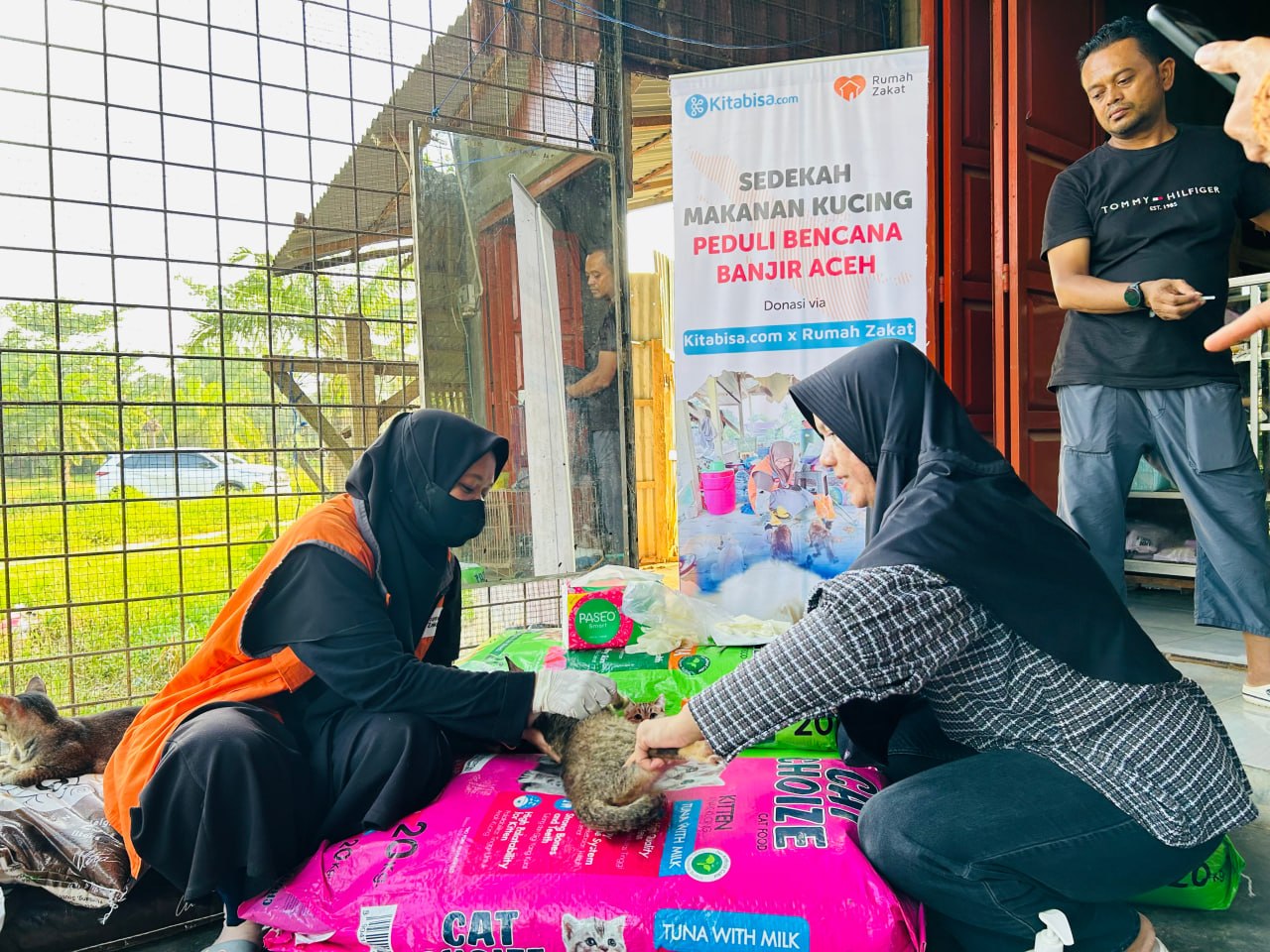 Rumah Zakat Berasama Kitabisa.com Salurkan Bantuan Pakan dan Pengobatan untuk Kucing Terdampak dan Penyintas Banjir